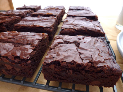 13 Best Brownie Pans for Every Type of Brownie - Something Swanky