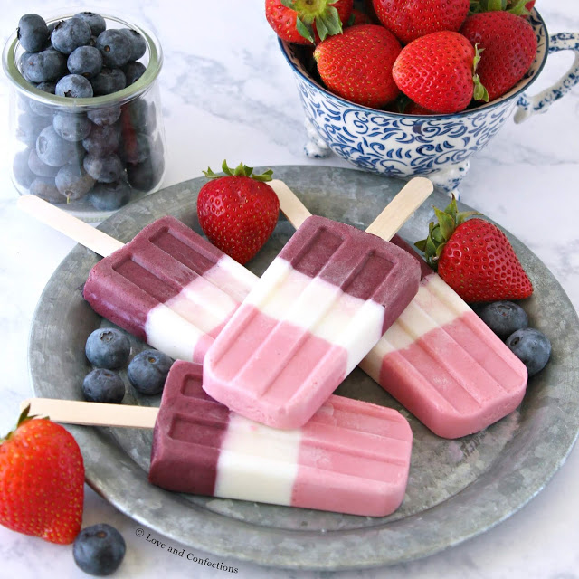 Berry Red, White, and Blue Smoothie Pops from LoveandConfections.com #sponsored by @floridamilk