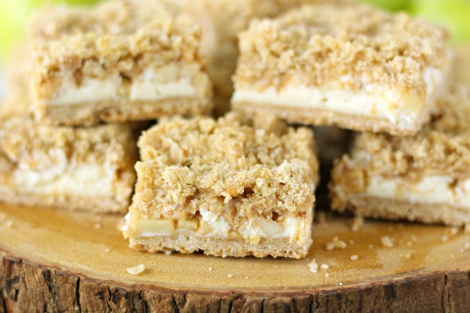 Apple Cheesecake Streusel Bars